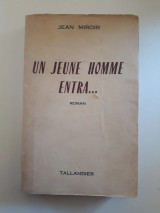 Un jeune homme entra . . .