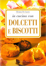 In cucina con dolcetti e biscotti
